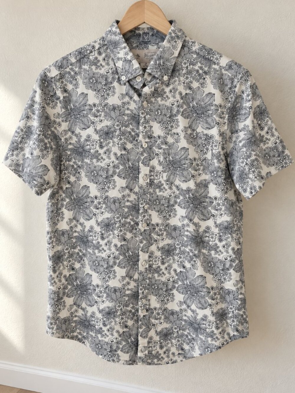 Original Penguin Men’s Floral Button-Down Shirt Size Medium White and Black